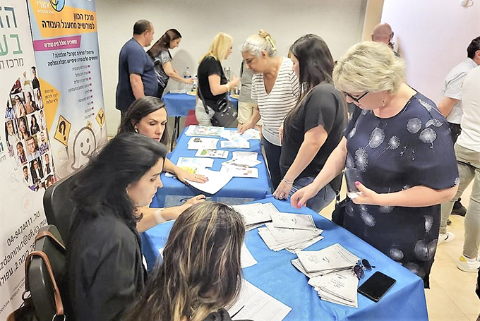 עפולה: עשרות אזרחים וותיקים ביריד תעסוקה לגיל השלישי